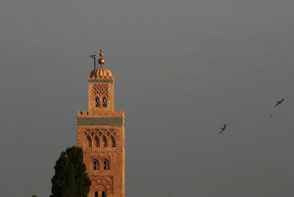 Riad Kniza Марракеш Екстер'єр фото The minaret of the Kutubiyya Mosque in Marrakesh