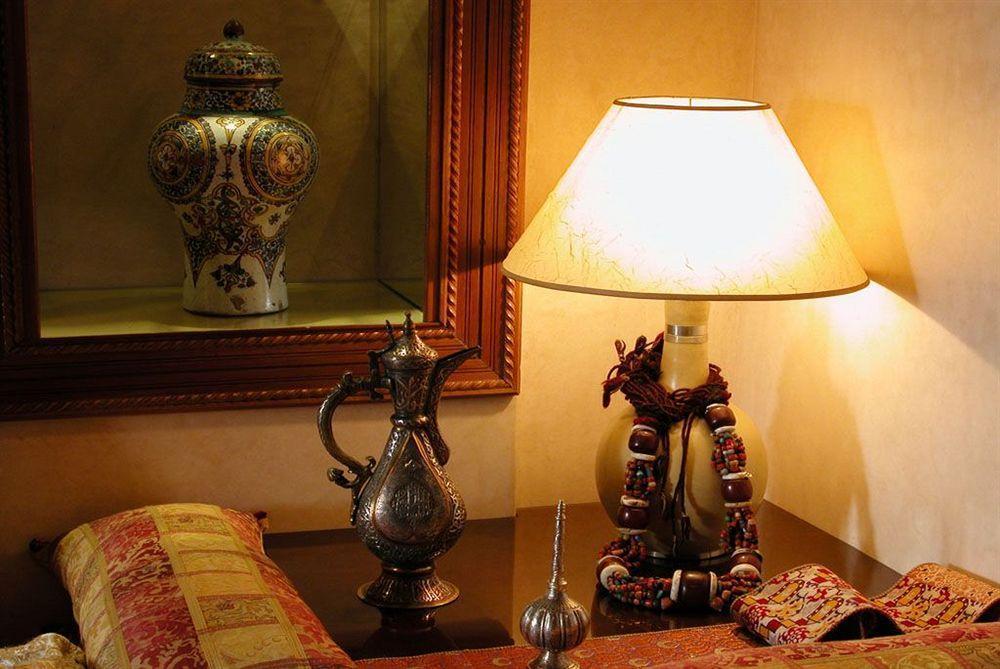 Riad Kniza Марракеш Екстер'єр фото A table lamp